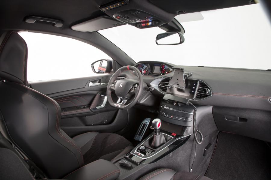 Интерьер Peugeot 308 GTi Carabinieri 2017 года  (фото 6 из 10)